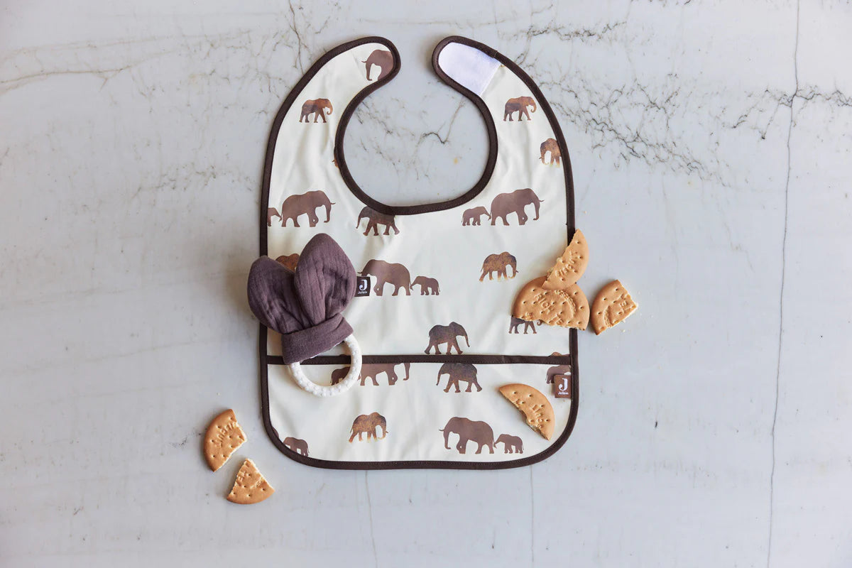 Jollein Bijtring Bunny Ears Chestnut op slabbetje met olifantenprint en koekjes, leuk als baby cadeau.