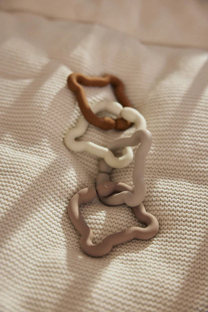 Jollein siliconen bijtringen in teddy bear vorm op gebreide deken, ideaal als baby cadeau of decoratief box speelgoed.