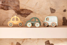 De houten auto set van Jollein staat op een plank, stijlvol baby speelgoed van hout dat ook dient als decoratie.