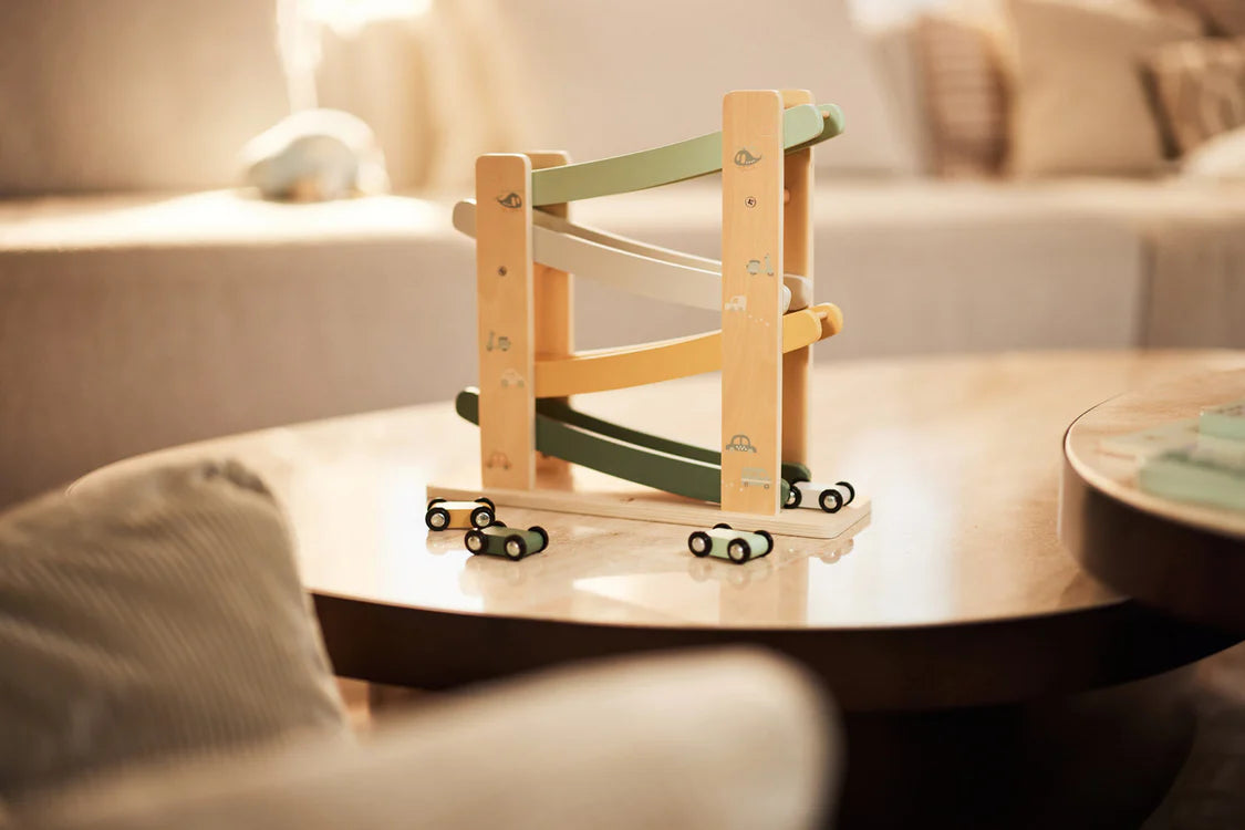 De houten autobaan van Jollein staat op tafel met losse autootjes eromheen, prachtig educatief speelgoed in hout.