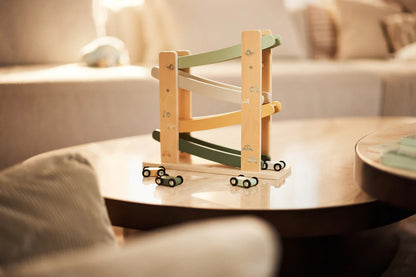 De houten autobaan van Jollein staat op tafel met losse autootjes eromheen, prachtig educatief speelgoed in hout.