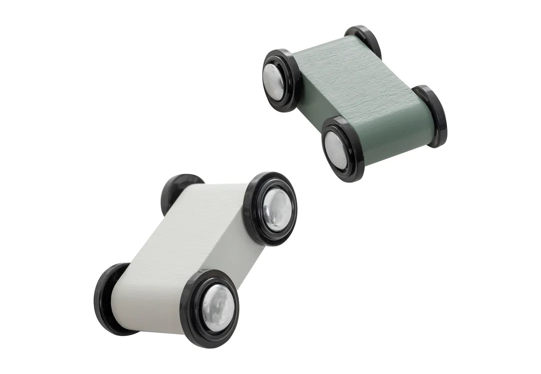 Jollein houten speelgoed autootjes in wit en donkergroen, geschikt als educatief speelgoed voor jonge kinderen.