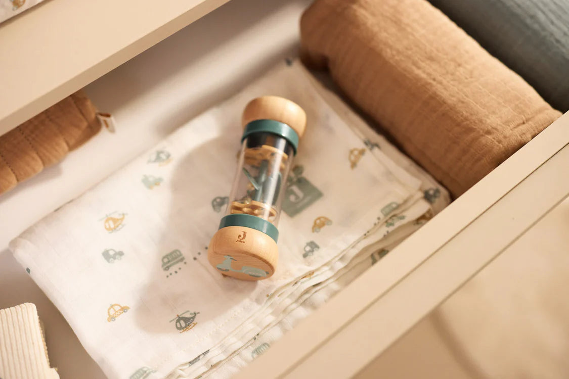 Jollein houten rammelaar met blauwe accenten op een babydoekje met print, leuk en veilig baby speelgoed.