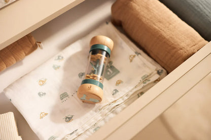 Jollein houten rammelaar met blauwe accenten op een babydoekje met print, leuk en veilig baby speelgoed.