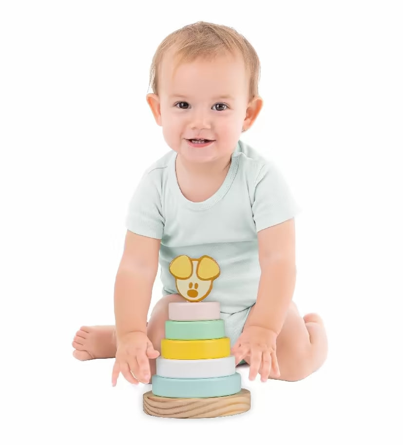 Baby speelt lachend met Woezel en Pip houten stapeltoren met Pip figuur en ringen, vrolijk educatief speelgoed.