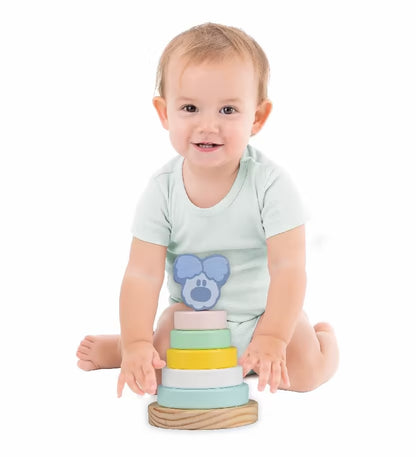 Baby speelt met Woezel en Pip houten stapeltoren met vijf pastelringen, vrolijk en leerzaam sensorisch speelgoed.