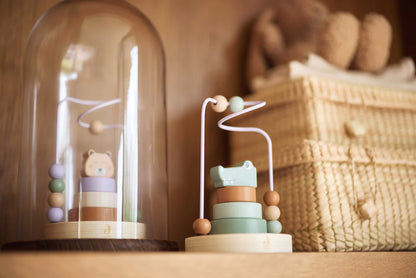 Jollein houten spiraal Cheetah op houten plank naast krokodilvariant, ideaal babycadeau of decoratief speelgoed.