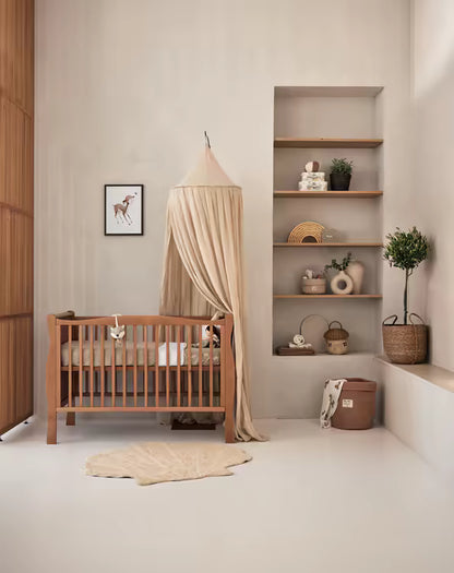 Stijlvolle neutrale babykamer met houten ledikant, Jollein Muziekdoosje Fox en accessoires, ideaal kraamcadeau idee.