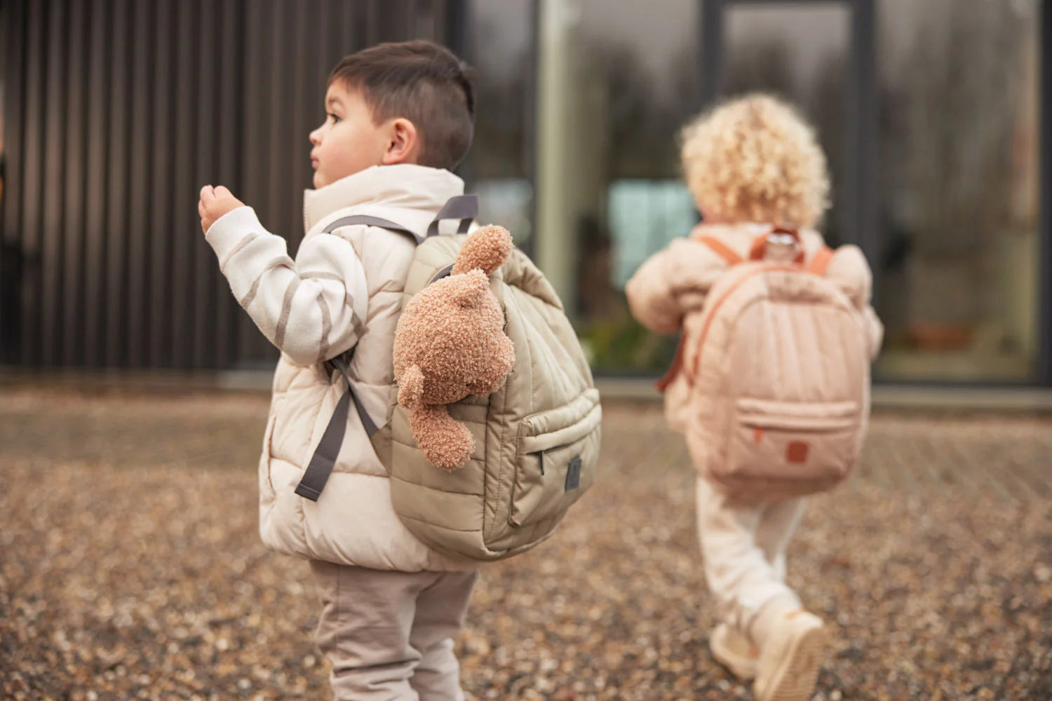 Back to school rugtas kind Jollein olive green gedragen door kinderen tijdens schooltijd