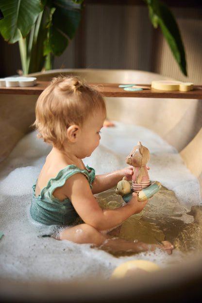 Badspeelgoed 2 jaar: baby speelt met Jollein bad speelgoed Teddy Bear knuffel in modern bad