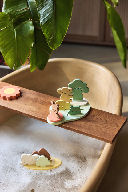 Badspeelgoed schoonmaken makkelijk met Jollein Kangaroots foam puzzel op badplank naast bad