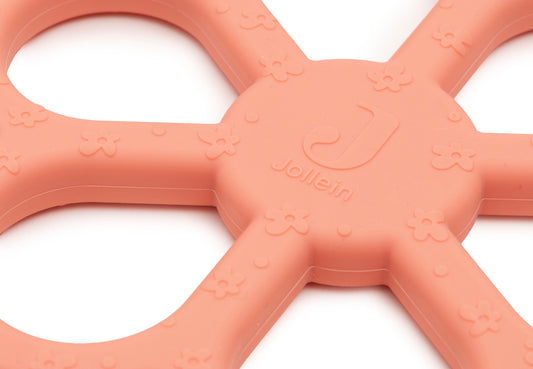 Bijtring baby detail foto met Jollein logo, sensorisch speelgoed coral rose bloem siliconen