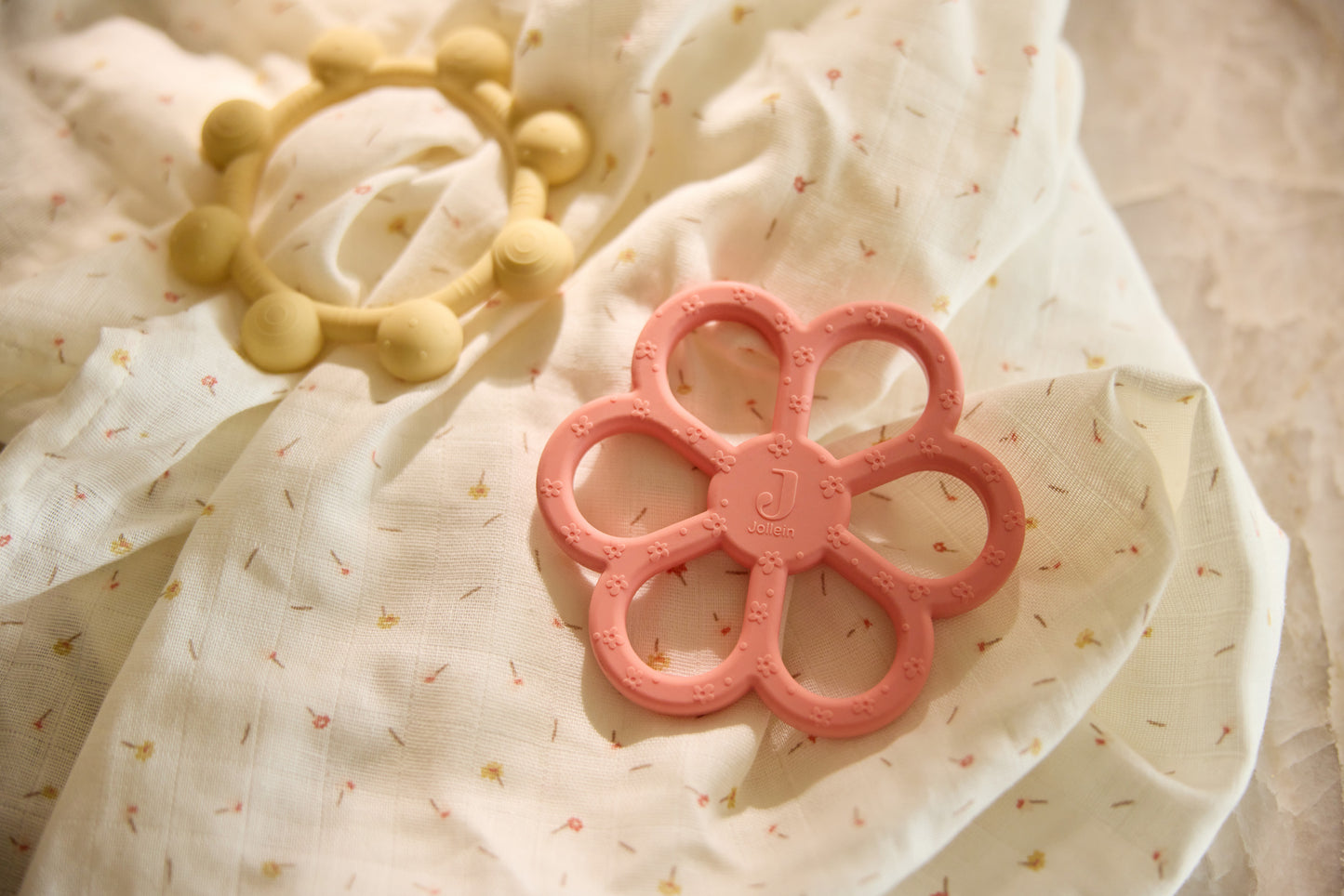 Bijtringen Jollein coral rose flower op hydrofiel doek, ideaal kraamcadeau baby speelgoed