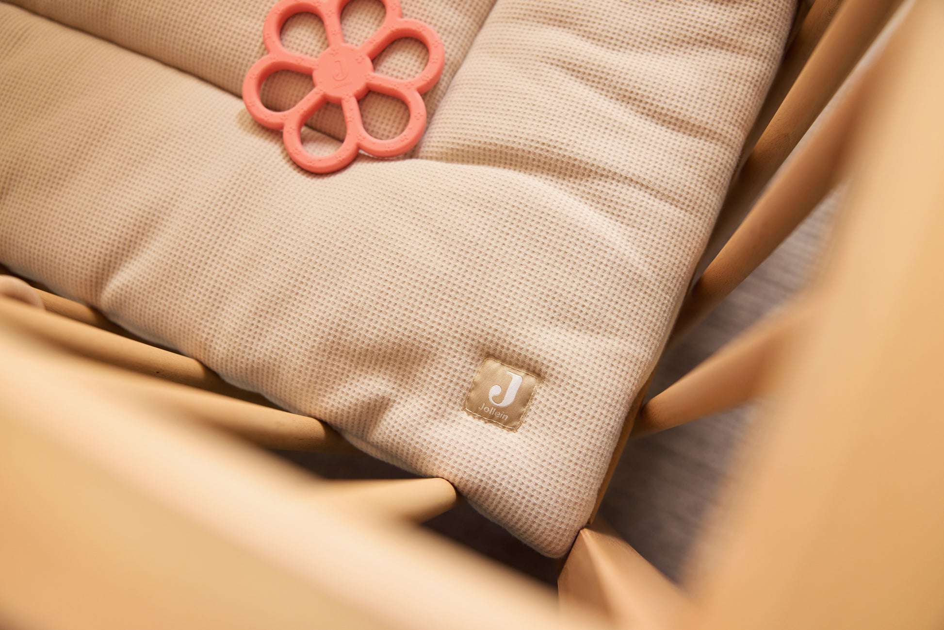 Bijtspeeltje Jollein flower coral rose op beige wafelstof, perfect baby cadeau sensorisch