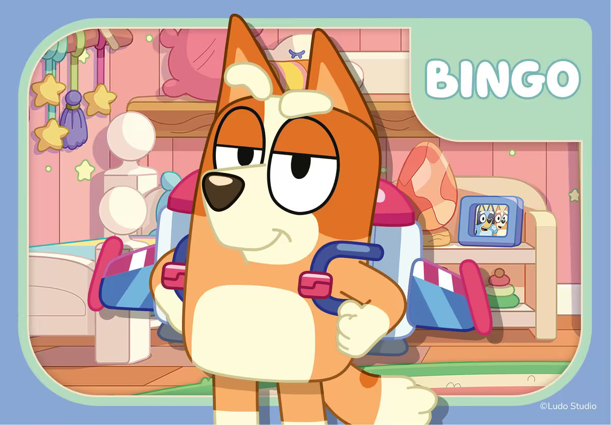 Afbeelding van Bingo uit Bluey, een oranje hond met rugzak in kinderkamerdecor, ideaal voor peuters en kindvriendelijk speelgoed.