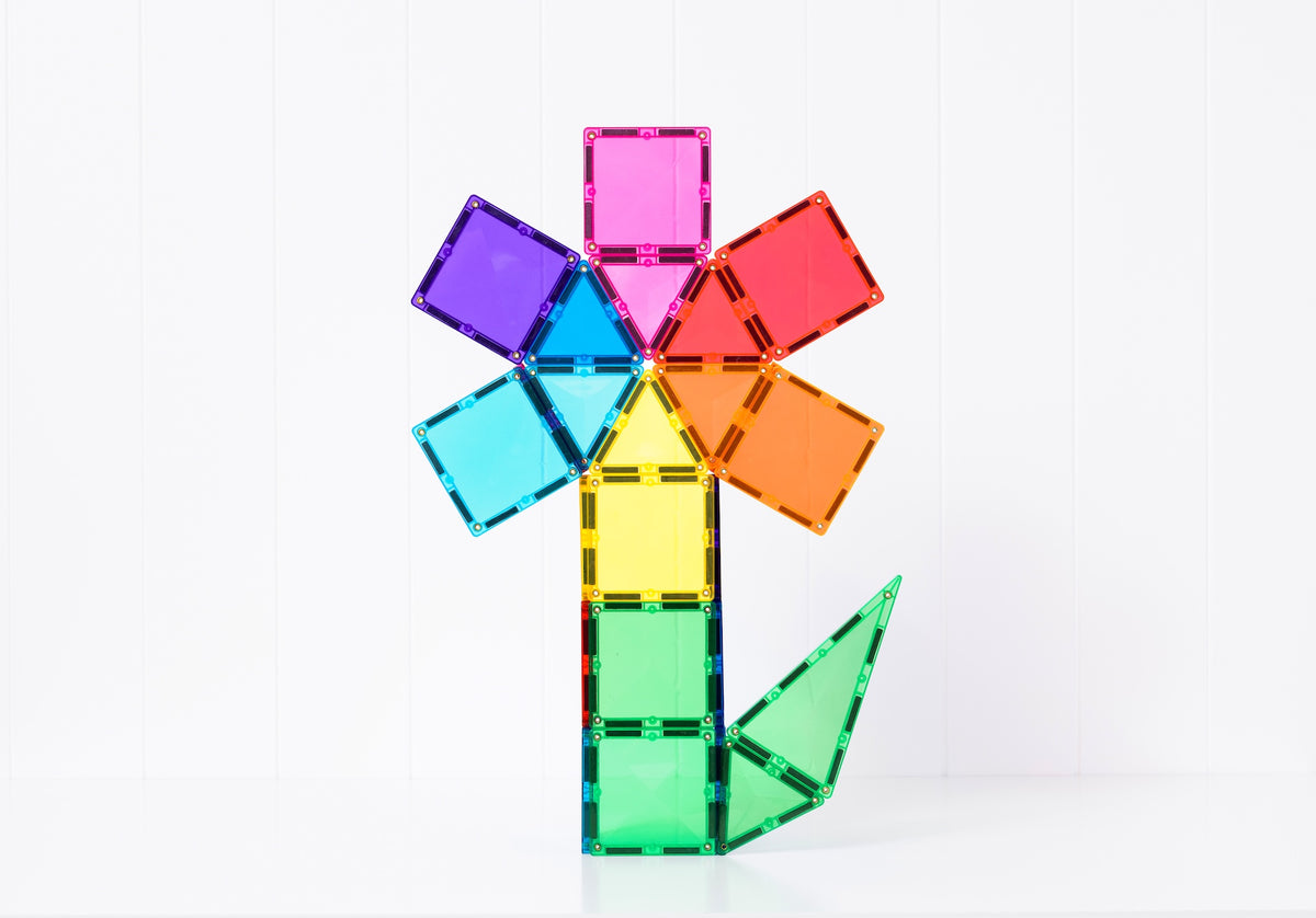 Bloem figuur gemaakt van magnetische tegels Connetix Bright met vierkanten en driehoeken bovenaanzicht