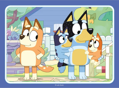 Bluey, Bingo, Bandit en Chilli samen in de tuin, vrolijke Ravensburger puzzelafbeelding voor kinderen vanaf 3 jaar.