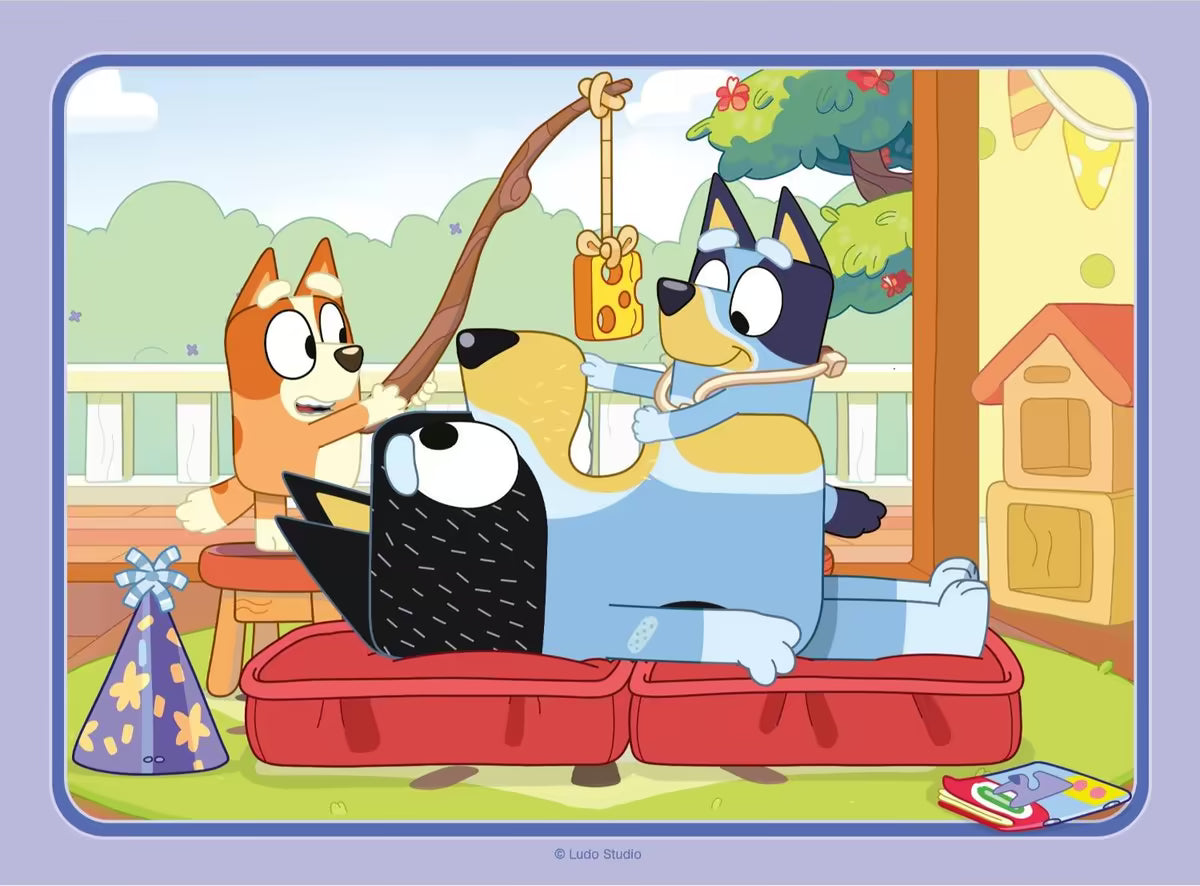 Bluey en Bingo spelen dokter met Bandit, vrolijke Ravensburger puzzelafbeelding speciaal ontworpen voor jonge kinderen.