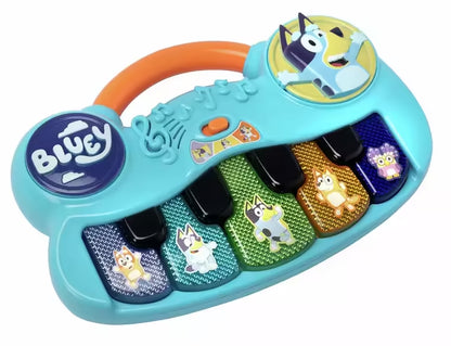 Blauw Bluey keyboard met kleurrijke toetsen en figuren Bluey, Bingo, Bandit, Chilli en Indy, veilig peuter speelgoed.