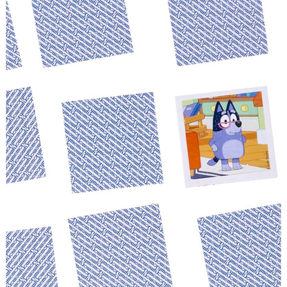 Close-up van Ravensburger Bluey memory kaartspel met blauw figuurtje, kindvriendelijk educatief speelgoed voor thuis.