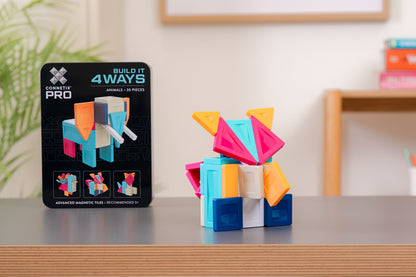 Bouw dieren met magnetische tegels kleurrijk figuur met advanced magnetic tiles op tafel