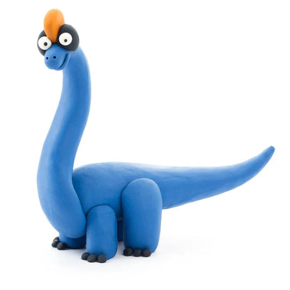 Een Brachiosaurus van klei, gemaakt met Hey Clay, in blauw met een oranje kam en zwarte voeten.
