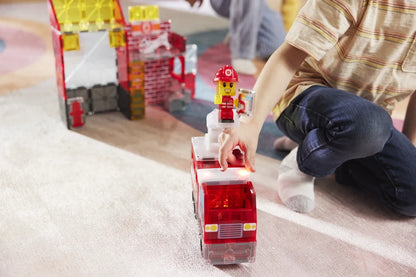 Kind bestuurt rode brandweerwagen met werkend licht van Magnetic Magna Tiles Fire Station set.
