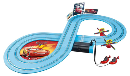 Disney Pixar Carrera First Cars Power Duell racebaan in blauw achtvormig ontwerp met Lightning McQueen print.