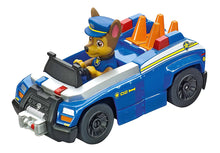 Carrera First Paw Patrol Chase speelgoed auto in blauwe politieauto met details en oranje pionnen achterin.