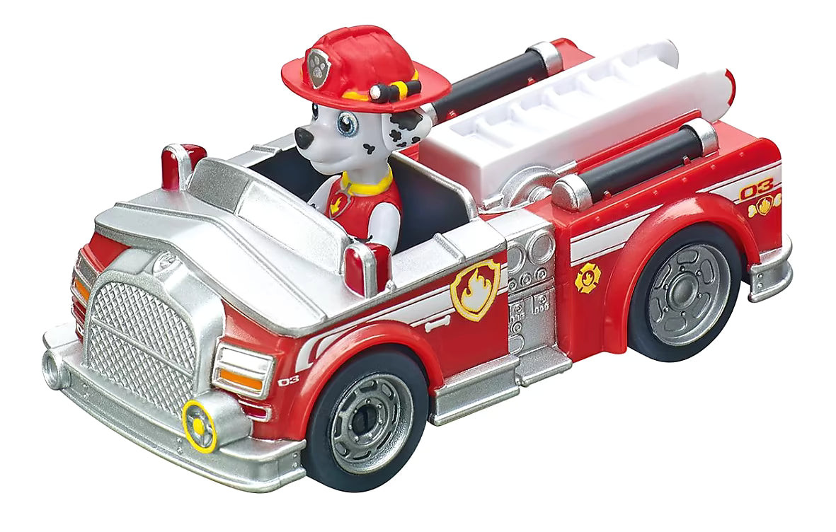 Carrera First Paw Patrol Marshall speelgoed auto in rode brandweerwagen met zilveren details en vrolijke look.