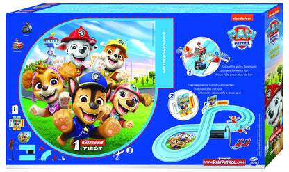 Achterzijde verpakking Carrera First Paw Patrol racebaan met illustraties, inhoudsopgave en speelvoorbeelden.
