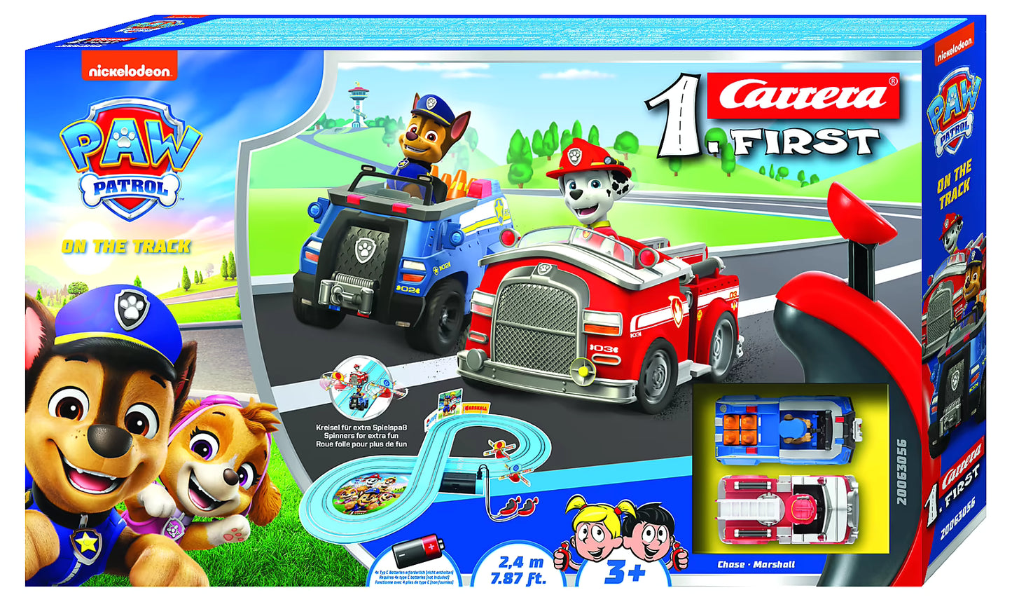 Voorkant Carrera First Paw Patrol speelgoed racebaan verpakking met Chase politieauto en Marshall brandweerauto.