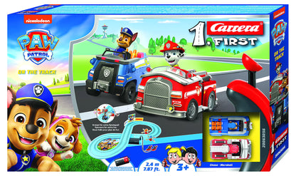 Voorkant Carrera First Paw Patrol speelgoed racebaan verpakking met Chase politieauto en Marshall brandweerauto.