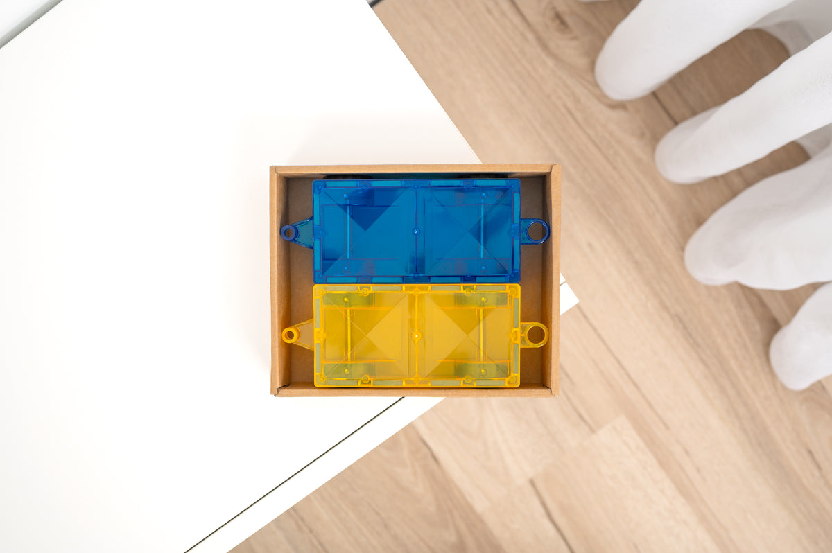 Bovenaanzicht Cars Set met 2 magnetische autos en 2 magnetische tegels in open kartonnen doos