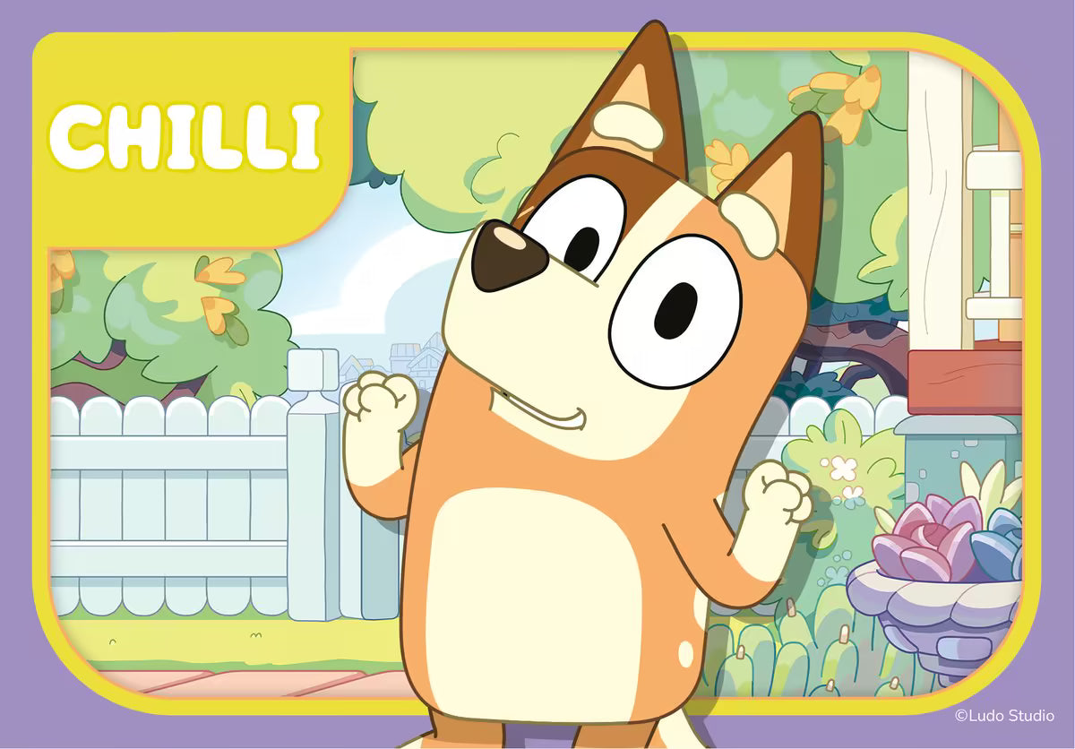 Illustratie van Chilli uit Bluey, lachend in een kleurrijke tuin, leuk en veilig speelgoed voor peuters en jonge kinderen.