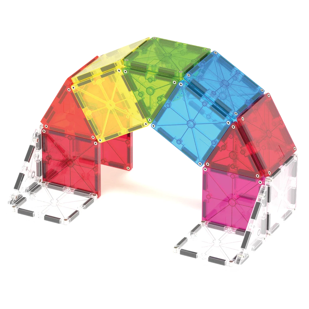 Boogconstructie met regenboogkleuren van Magna Tiles uit de City Center set, magneet speelgoed voor kinderen.