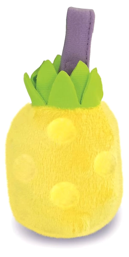 Detail van de zachte ananas rammelaar van Clementoni Stitch Knuffel Musical Activity, kleurrijk sensorisch speelgoed voor baby’s.