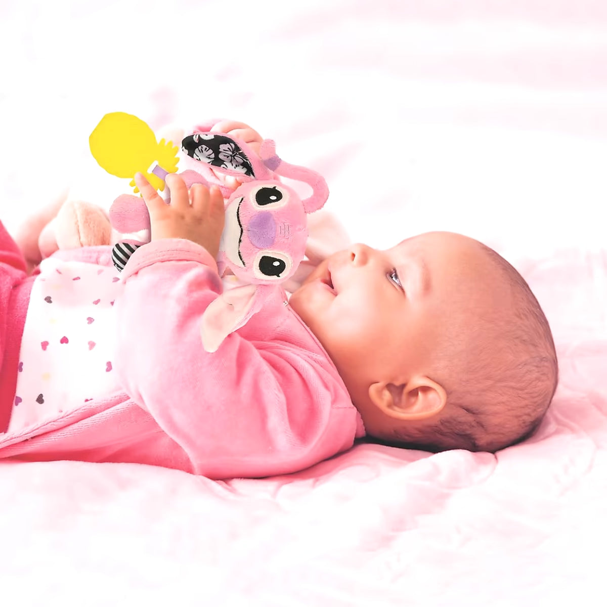 Baby speelt met Clementoni Stitch zachte rammelaar - Angel roze knuffel en bijtring, leuk peuter cadeau en kraamcadeau.