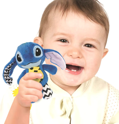 Clementoni Stitch zachte rammelaar vastgehouden door baby, vrolijke blauwe knuffel met bijtring, ideaal peuter cadeau.