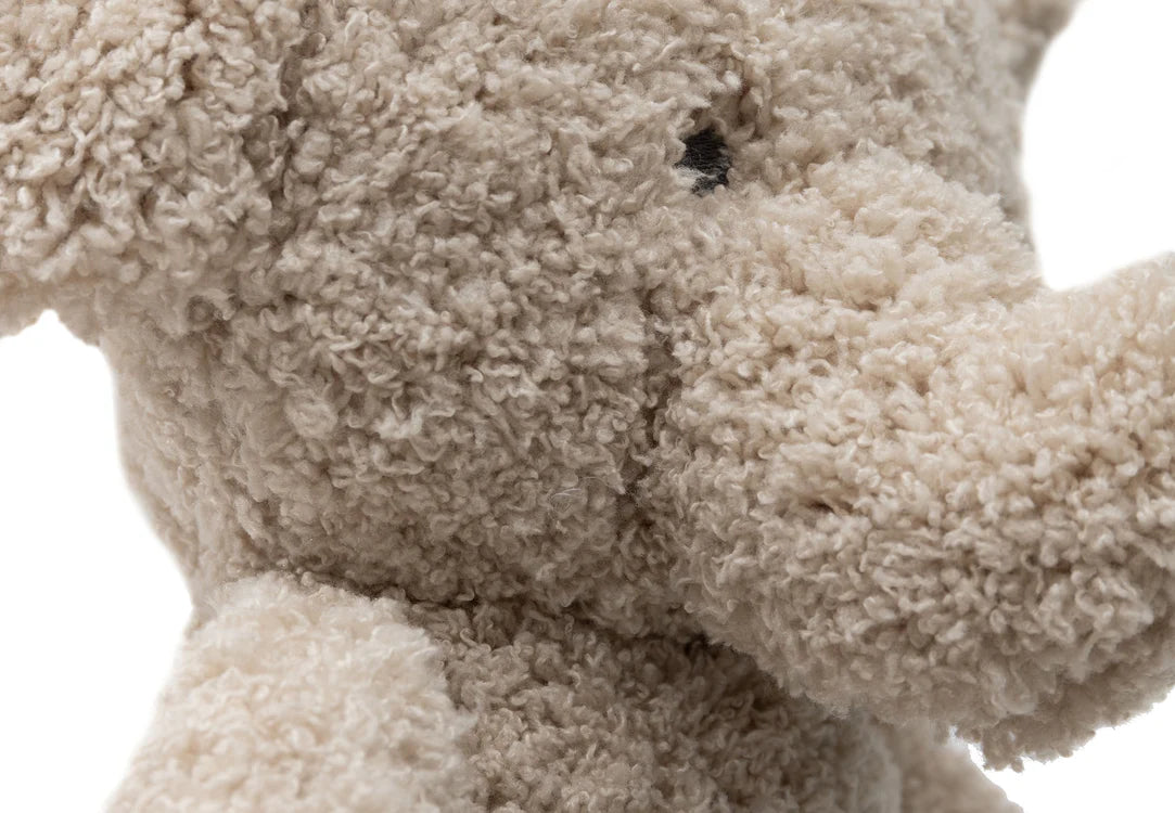 Close-up van Jollein knuffel Elephant met zachte pluche textuur, ideaal als sensorisch speelgoed voor baby’s.