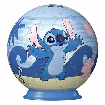 Close-up van de afgeronde Ravensburger puzzle Stitch met vrolijke Disney Stitch illustratie in blauw en roze, perfect als decoratie.