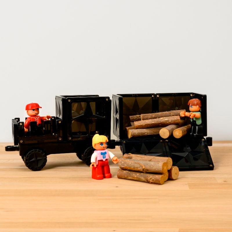 Coblo zwart speelgoed auto met poppetjes en houten boomstammen, creatief speelset voor kinderen