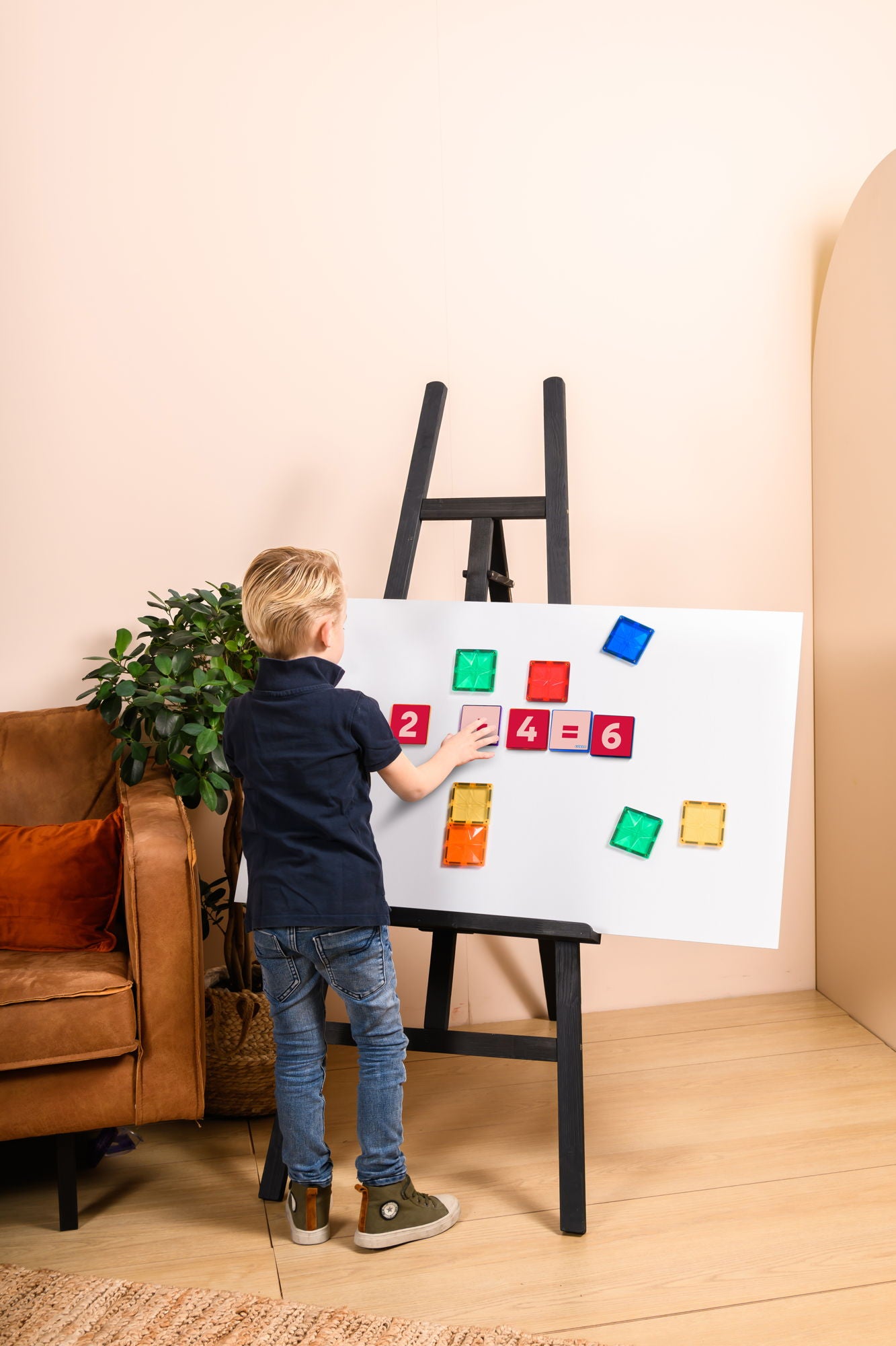 Kind speelt met Coblo magneet speelgoed cijfers 60 stuks op magneetbord en lost rekensom op