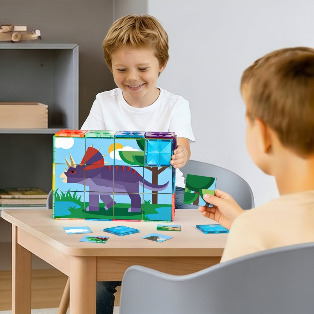 Coblo bouwen met kinderen die samen speelgoed met magneten puzzel maken van dinosaurus triceratops