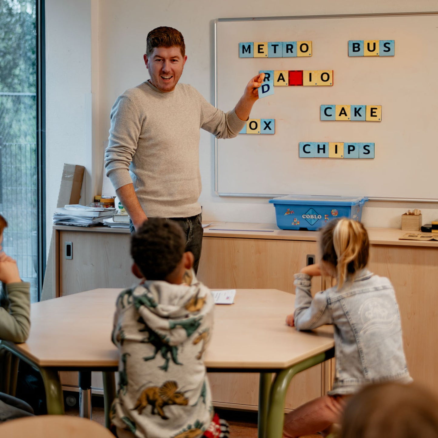 Coblo bouwen leersituatie klaslokaal docent gebruikt magnetische letters op whiteboard