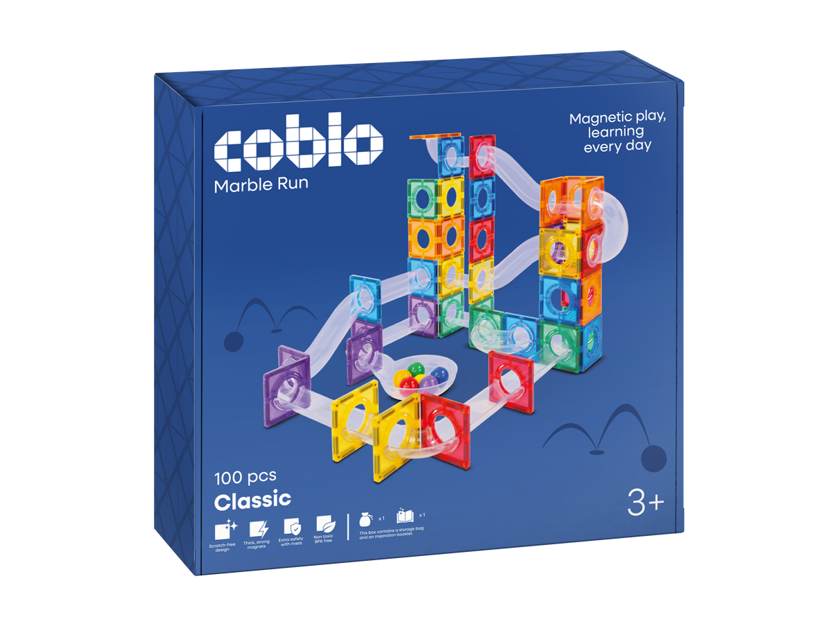Coblo Knikkerbaan Classic verpakking voorkant, blauwe doos met 100 magnetische tegels en knikkerbaan