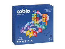 Coblo Knikkerbaan Classic verpakking voorkant, blauwe doos met 100 magnetische tegels en knikkerbaan