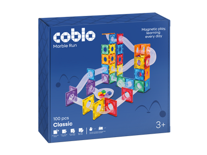 Coblo Knikkerbaan Classic verpakking voorkant, blauwe doos met 100 magnetische tegels en knikkerbaan