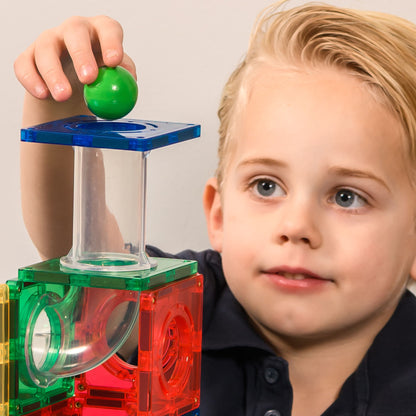 Kind speelt met Coblo knikkerbaan magneet speelgoed en groene bal voor kinderen vanaf 3 jaar