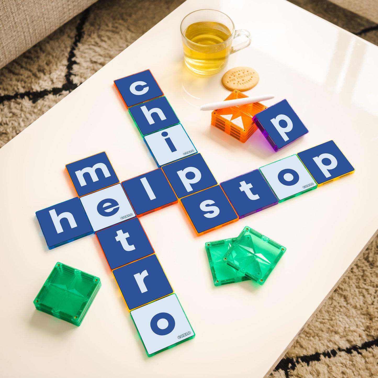 Coblo magneet toppers letters in gebruik - woordspel met magnetische tegels en gekleurde bouwstenen